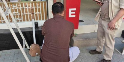Tabelaya sıkışan yavru kediyi esnaf kurtardı