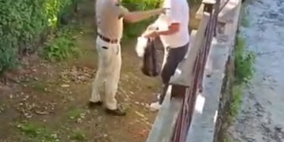 Akşemseddin Hazretleri Türbesi’nin bahçesinde içki içen şahsa vatandaşlardan teki