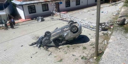 Takla atan otomobil aydınlatma direğine çarptı: 1 yaralı