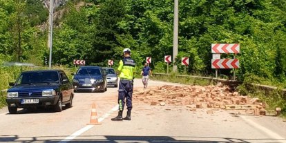 Yola saçılan tuğlalar ulaşımı tek yöne düşürdü