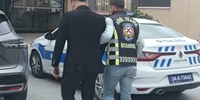 Beylikdüzü’nde araç sürücü motosikletliye saldırdığı anlar kamerada