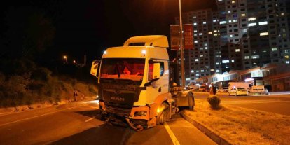 Lastiği patlayan tır, önce su kanalına sonra refüje çarptı: 1 yaralı