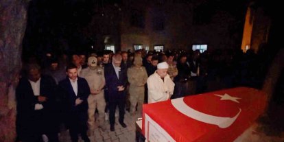 Ankara’dan getirilen gazi Mirza Keskin’in naaşı, Yüksekova’da düzenlenen törenle toprağa verildi