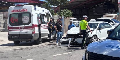 Erzincan’da 3 araçlı trafik kazası güvenlik kamerasına yansıdı