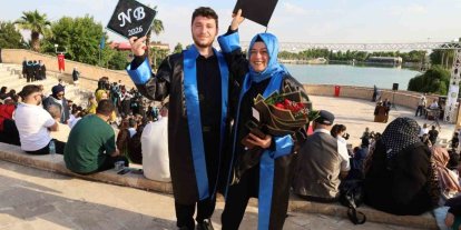 Anne ile oğlu aynı sıradan mezun oldu
