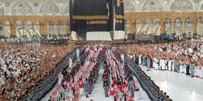 Kâbe’nin yeni örtüsü serildi