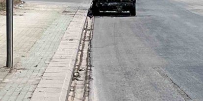 Yol kenarına bırakılan yanmış araç dikkat çekiyor