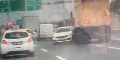 Kuzey Marmara Otoyolu’nda korku dolu anlar: Tır otomobili önüne alıp sürükledi