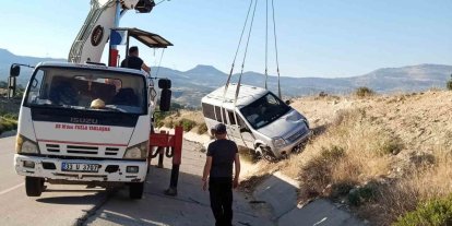 Levhaya çarpıp yoldan çıkan araçtakiler yara almadan kurtuldu
