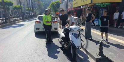 Motosiklet otomobile çarptı: 2 yaralı