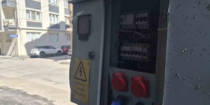Eskişehir’de kapağı açık bırakılan elektrik panosu korkutuyor