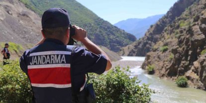 Artvin’in Şavşat Deresi’nde kayıp baba ve oğlunu arama çalışmaları sürüyor