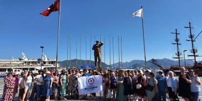 Denizli Büyükşehirin kurslarıyla yüzme öğrenen kadınlar denizle buluştu