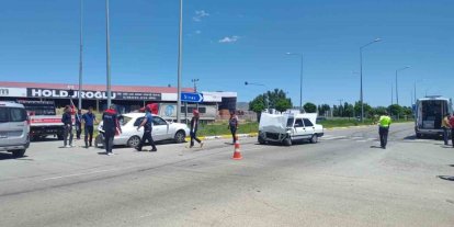 Sivas’ta iki otomobil çarpıştı: 2 yaralı