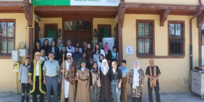 Yunus Emre’nin hayatı açık havada tiyatro oyunuyla sahnelendi