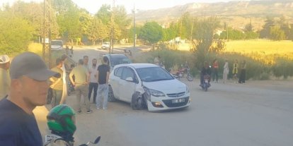Otomobil elektrik direğine çarptı: 5 yaralı
