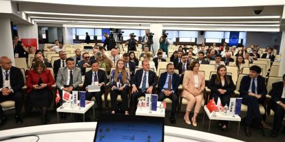Başkan Seçer: "Çağdaş belediyecilik anlayışının en önemli aktörlerinden biri gençlerdir"