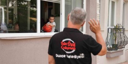 Her gün heyecanla çöp kamyonlarının yolunu gözleyen minik Ahmed’e işçilerden sürpriz ziyaret