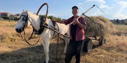 Atıyla doğaya çıkıp küçükbaş hayvanları için tırpanla ot biçiyor