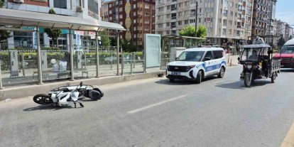 Kırmızı ışık ihlali yapan motosiklet yayaya çarptı: 2 yaralı
