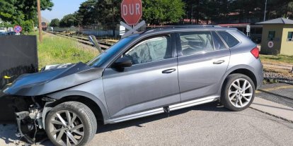 Trenin çarptığı otomobilin sürücüsü yaralandı