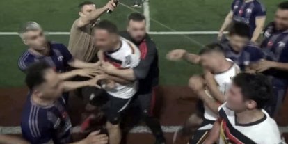 Polislerin oynadığı maçta yumruklar konuştu, arbede biber gazıyla son buldu