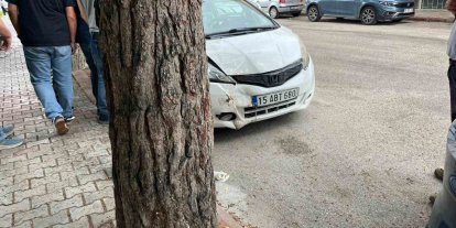 Burdur’da otomobil ağaca çarptı: 1 yaralı