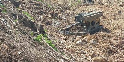 Devrilen iş makinesinin altında kalan operatör hayatını kaybetti