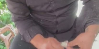 Klima ünitesinin boru hattında yakaladığı yılanı "Sevgili yılan insanlardan uzak dur, yoksa ne yaparlar biliyorsun" diyerek doğaya saldı