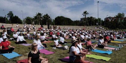 Büyükçekmece’de Dünya Yoga Günü’ne özel yüzlerce kadın yoga yaptı
