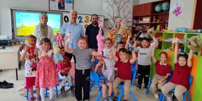 Öğrenci, veli ve öğretmen iş birliğiyle atık ipler rengârenk oyuncaklara dönüştü