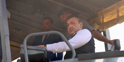 Vali Sözer araç başına geçti, köy yolarında BSK döktü
