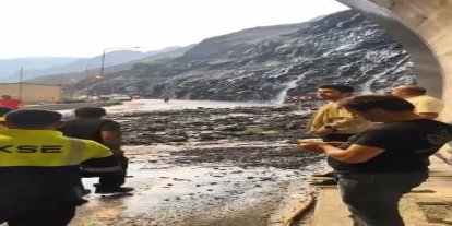 Aracının sileceği arızalandı, sileceği düzeltmek için durdu, saniyeler sonra heyelan oldu