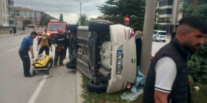 Kulu’da otomobil refüje çıkarak yan yattı: 1 yaralı