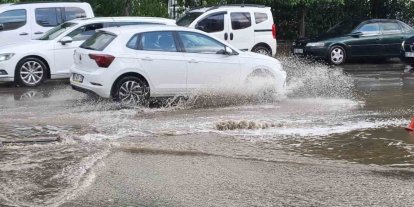 On dakika yağdı, yollar göle döndü