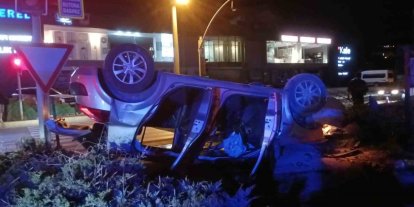 Motosiklet ile çarpışan otomobil takla atarak ters döndü: 1’i ağır 4 yaralı