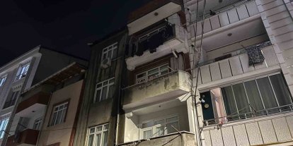 Esenyurt’ta 3 katlı binanın çatısı alev alev yandı