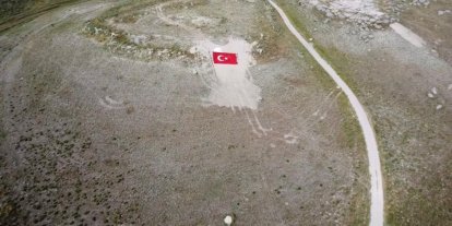 Eskişehirli gençler Milli Takıma destek için dağa Türk Bayrağı nakşetti