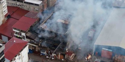 Samsun’da 3 katlı marangoz atölyesi alevlere teslim oldu