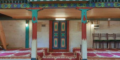 Camili Havzası’ndaki 175 yıllık ahşap cami babadan oğula korunuyor