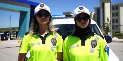 Bayburt’ta yanlış sınav merkezine gelen öğrencinin yardımına kadın polisler yetişti