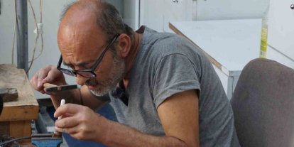 Kaybolan mirasın son muhafızlarından: Kelkari ve sedef kakma ustası zamana direniyor