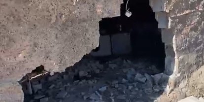 Freni boşalan traktör eve daldı