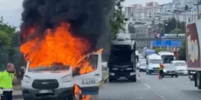 Trabzon’da seyir halindeki dolmuş minibüsü alevlere teslim oldu