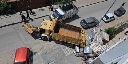 Freni tutmayan kamyon 4 araca çarparak durdu