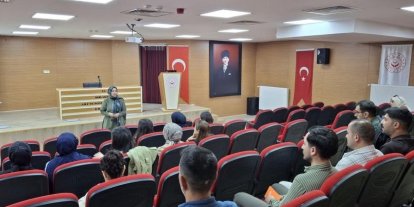 Kars’ta Aile ve Sosyal Hizmetler personeline teknoloji bağımlılığı eğitimi