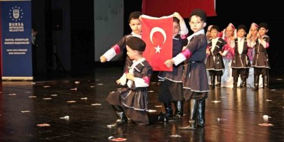 Minikler yıl sonu gösterisinde hünerlerini sergiledi