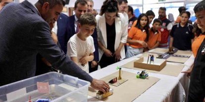 Akçadağ Belediyesi’nin desteğiyle yenilenen okul sıraları öğrencilere teslim edildi