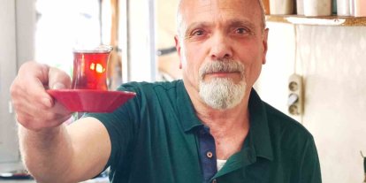 Çay demlerken şiir yazıyor: 40 yıllık çaycı şiirleriyle gönül ısıtıyor
