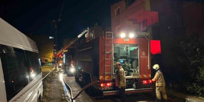 Avcılar’da üç katlı binanın çatısı alev alev yandı